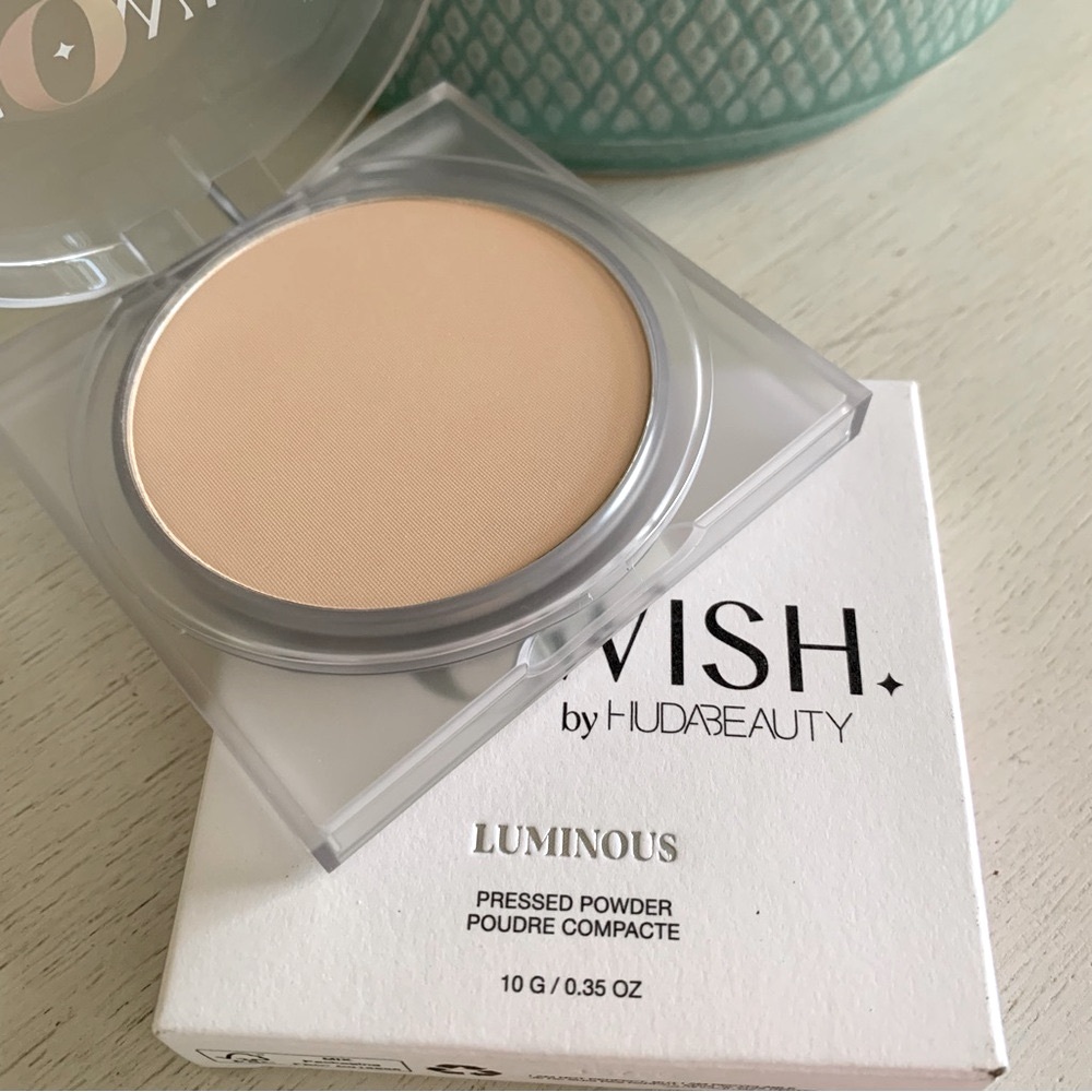 HUDA BEAUTY GloWish Luminous Pressed Powder - Fair 01